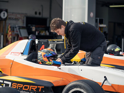 9 tours au volant d'une Renault Formule FR2.0 sur le circuit de Laquais