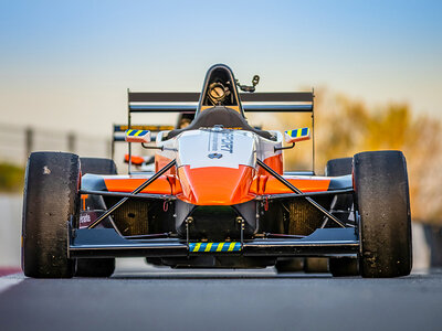 Coffret cadeau 9 tours au volant d'une Renault Formule FR2.0 sur le circuit de Laquais