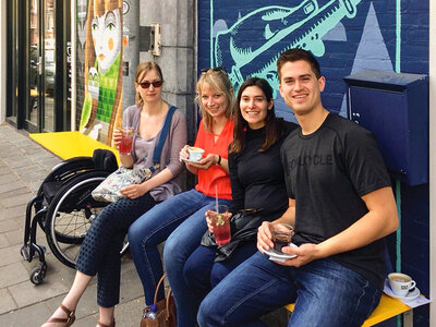 Doos Wandeling door Den Haag met hapjes voor 3 bij BiteMe Food Tours