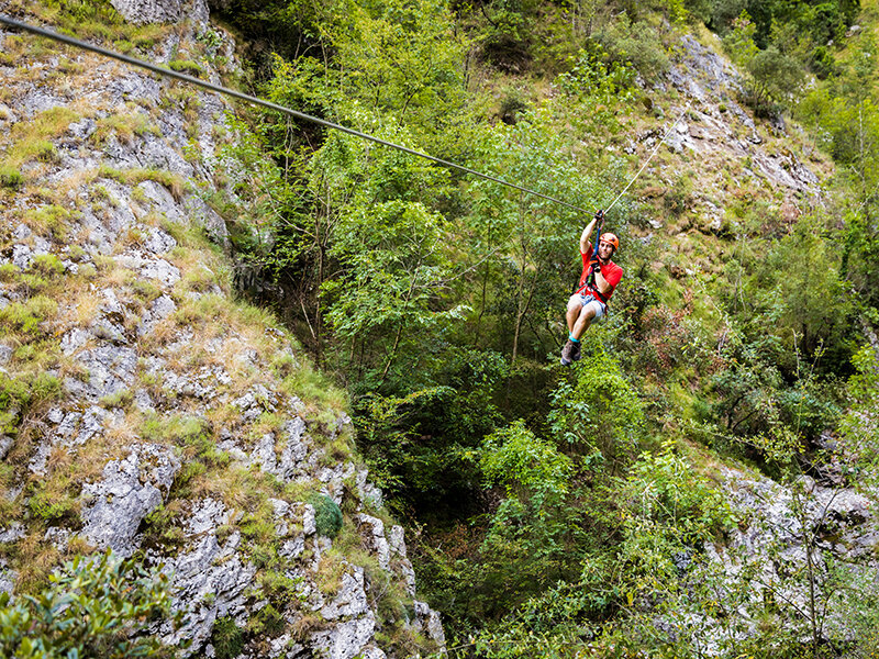 Volo in Zipline, visita al museo e percorso privato alle Grotte di Equi da 2 a 4 persone