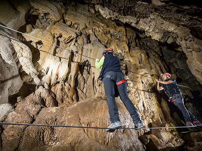 Cofanetto Volo in Zipline e visita al museo e alle Grotte di Equi Geo-Archeo Park per 2