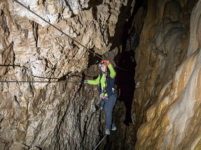 Tuffo nella preistoria: visita al museo e alle Grotte di Equi Geo-Archeo Park per 1