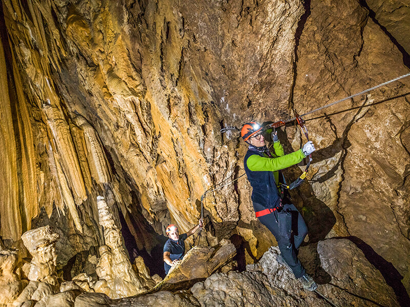 Tuffo nella preistoria: visita al museo e alle Grotte di Equi Geo-Archeo Park per 1