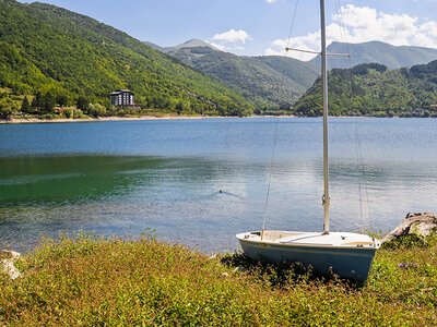 Cofanetto regalo A pesca sul Lago di Scanno: 1 notte con permesso giornaliero di pesca per 2 persone