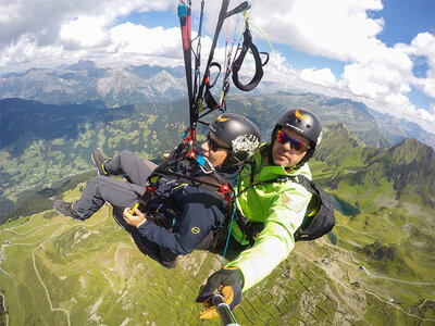 Grenzenlose Freiheit bei 1 Tandem-Gleitschirmflug im Montafon