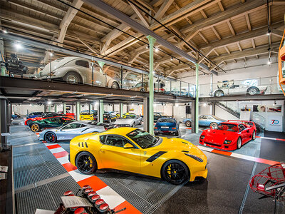 Geschenkbox Familienbesuch in der Autobau Erlebniswelt für 2 Erwachsene und 2 Kinder