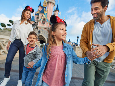 Cofanetto Disneyland® Paris: 1 biglietto datato 1 giorno Media Stagione Invernale per 2 adulti e 2 bambini valido per 2 Parchi Disney®