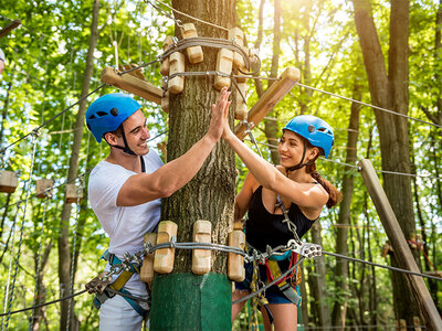 Cofanetto regalo Risate e natura con 1 notte in agriturismo vicino a Rieti e accesso al Parco Avventura del Colonello