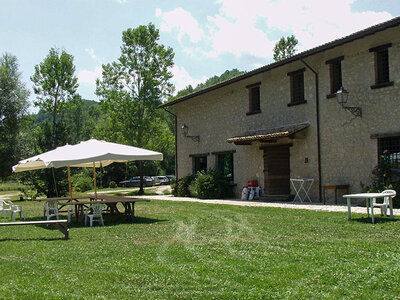 Cofanetto Risate e natura con 1 notte in agriturismo vicino a Rieti e accesso al Parco Avventura del Colonello