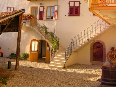 Cofanetto 1 notte in un agriturismo vicino a Trento ed elettrizzante escursione in bici