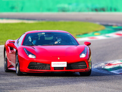 Cofanetto 1 giro al volante di una Ferrari 488 GTB sul Circuito di Vairano