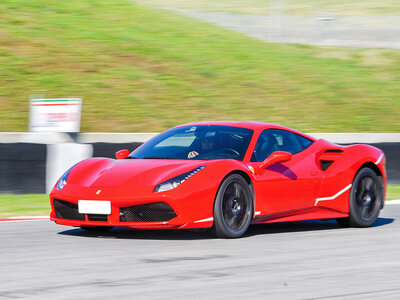 Cofanetto 1 giro al volante di una Ferrari 458 Italia sul circuito di Vairano