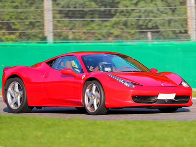 1 giro al volante di una Ferrari 458 Italia sul circuito di Vairano