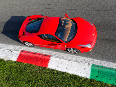 Cofanetto regalo 1 giro al volante di una Ferrari 458 Italia sul circuito di Vairano