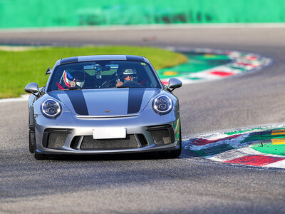 Coffret cadeau 1 tour au volant d'une Porsche 911 GT3 sur le circuit de Vairano