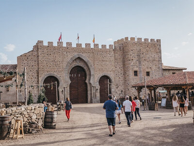 Caja Puy du Fou España: entrada de 1 día para 2 adultos y 2 niños