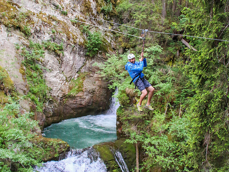 Tarzaning e aperitivo per 2 persone avventurose in Trentino