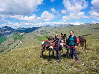 Cofanetto Trekking con asinelli a Rocca Calascio e Santo Stefano di Sessanio con light lunch per 4