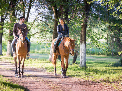 Cofanetto regalo 2 notti in un agriturismo in Umbria con attività in fattoria e passeggiata a cavallo