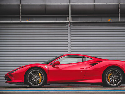 2 Runden im Ferrari 488 GTB auf der Rennstrecke von Vairano