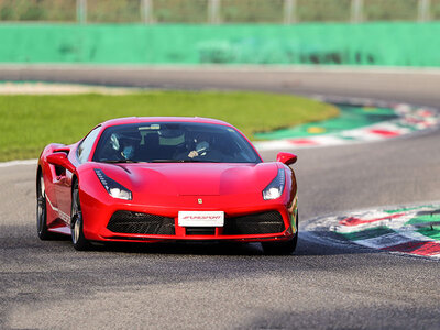 Cofanetto regalo 2 giri a bordo di una Ferrari 488 GTB sul circuito di Vairano per 1