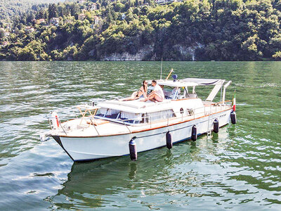 Coffret cadeau 2h en bateau sur le lac de Côme avec un apéritif à bord pour 2