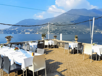 Box Private Bootsfahrt mit Picknick auf dem Comersee und Dinner im Restaurant für 4