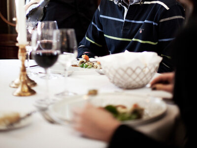 Middag med vin i härlig atmosfär