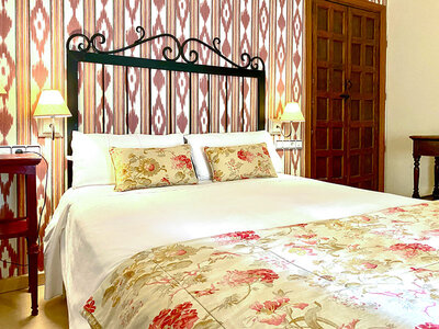 Caja regalo El Rincón de las Descalzas, Carmona: 1 noche con desayuno y botella de cava para 2