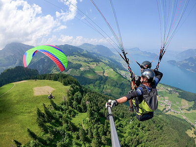Cofanetto Volo in parapendio di 20min sul Lago dei Quattro Cantoni per 1 persona