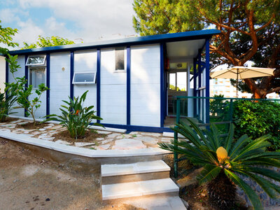 Caja 2 noches en bungalow con desayuno para 2 personas en el Camping El Far