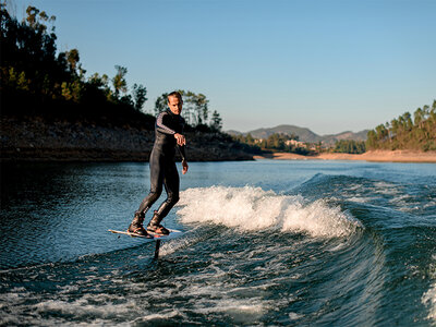 Caja ¡A volar sobre el agua!: 1 curso de wake foil de 1h en Llançà