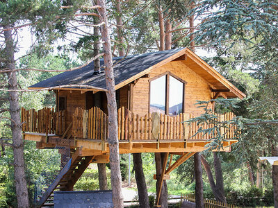 Caja regalo Xalet de Prades: 1 noche en casa en árbol con desayuno y spa