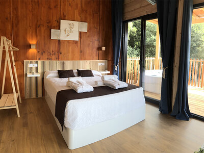 Caja 2 noches en cabaña de madera con botella de champán para 2 en Cabañas Compostela