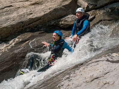 Session de canyoning dans les eaux cristallines du Tessin