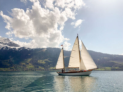 Geschenkbox Übernachtung im Segelschiff auf dem Thunersee mit einer Flasche Wein