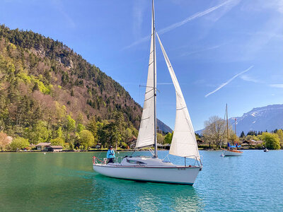 Cofanetto 1 magica notte in barca a vela sul lago di Thun e bottiglia di vino