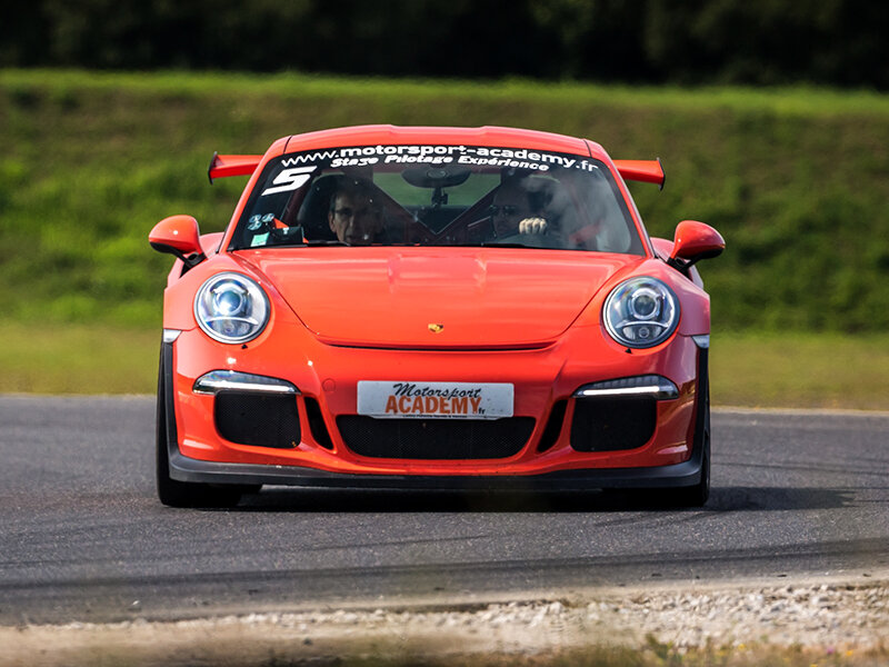 Stage de pilotage : 2 tours en Alpine ou en Porsche sur le circuit de Magny Cours