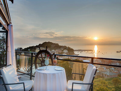 Cofanetto Cocktail al tramonto: aperitivo per 2 sul rooftop di un elegante bar a Sestri Levante