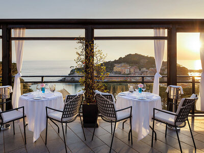 Cofanetto regalo Cocktail al tramonto: aperitivo per 2 sul rooftop di un elegante bar a Sestri Levante