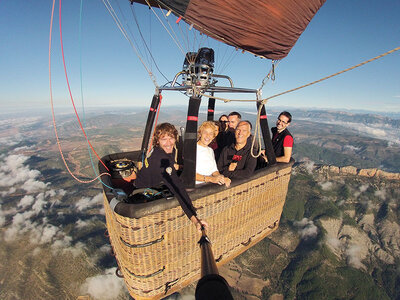 La Costa Brava desde el cielo: vuelo en globo durante 1 hora con pícnic y cava para 1 persona