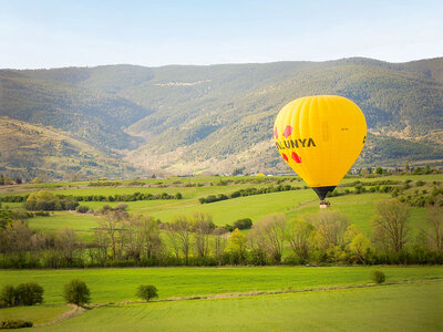 Caja regalo La Costa Brava desde el cielo: vuelo en globo durante 1 hora con pícnic y cava para 1 persona