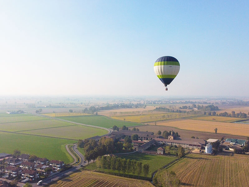 Esclusivo volo di gruppo in mongolfiera con colazione tipica inclusa per 4