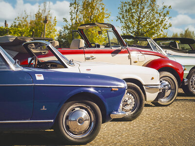 Cofanetto regalo 2 giorni di guida su una Lancia Flavia vintage tra le strade toscane