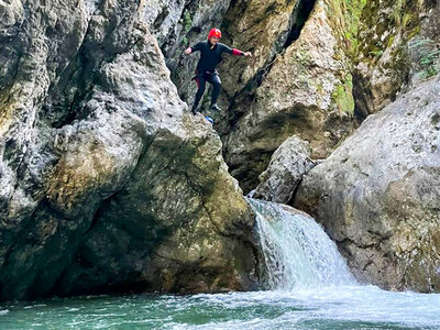 Emozioni adrenaliniche con 1 sessione di River Trekking in Val Brembana per 1 persona