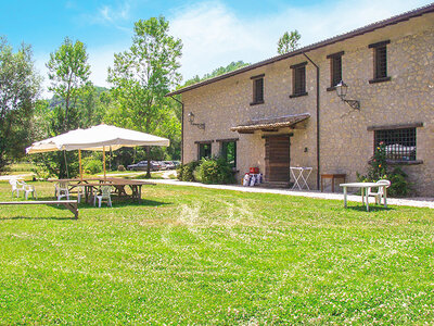 Cofanetto Tra natura e storia: 1 notte in agriturismo vicino a Rieti e visita al borgo di Monte Antuni