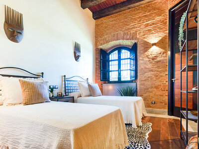 De lujo en hotel Monte La Reina: 1 noche, desayuno y cesta con productos locales