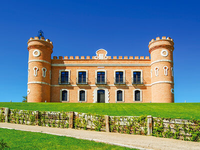 Caja De lujo en hotel Monte La Reina: 1 noche, desayuno y cesta con productos locales