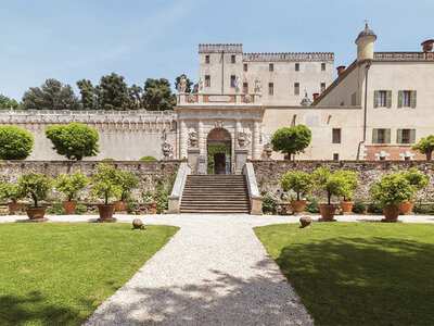 Cofanetto Visita guidata o con audioguida al Castello del Catajo e bottiglia di vino per 2 persone