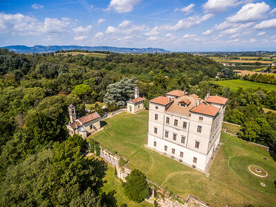 Tour guidato del Parco Frassanelle, della villa e delle grotte con aperitivo per 2